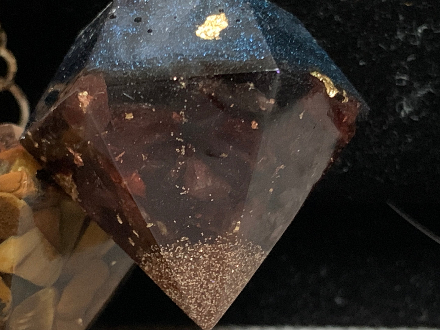 Orgonite pendel: granaat met shungiet
