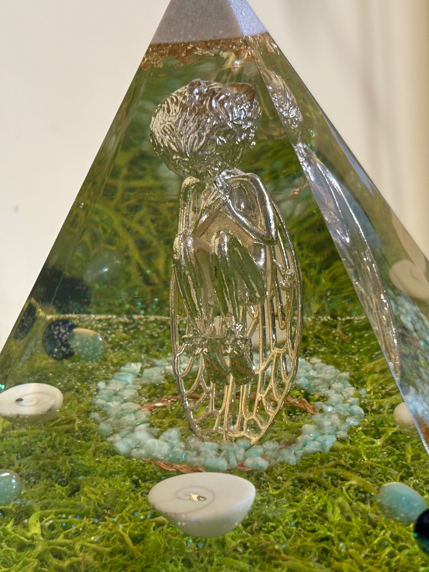 Orgonite Piramide – hartfluistering van de Elf