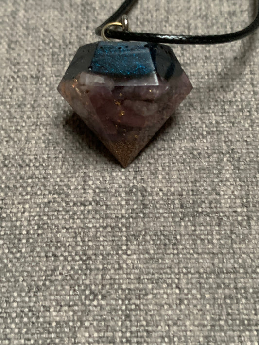 Orgonite pendel: lepidoliet met shungiet