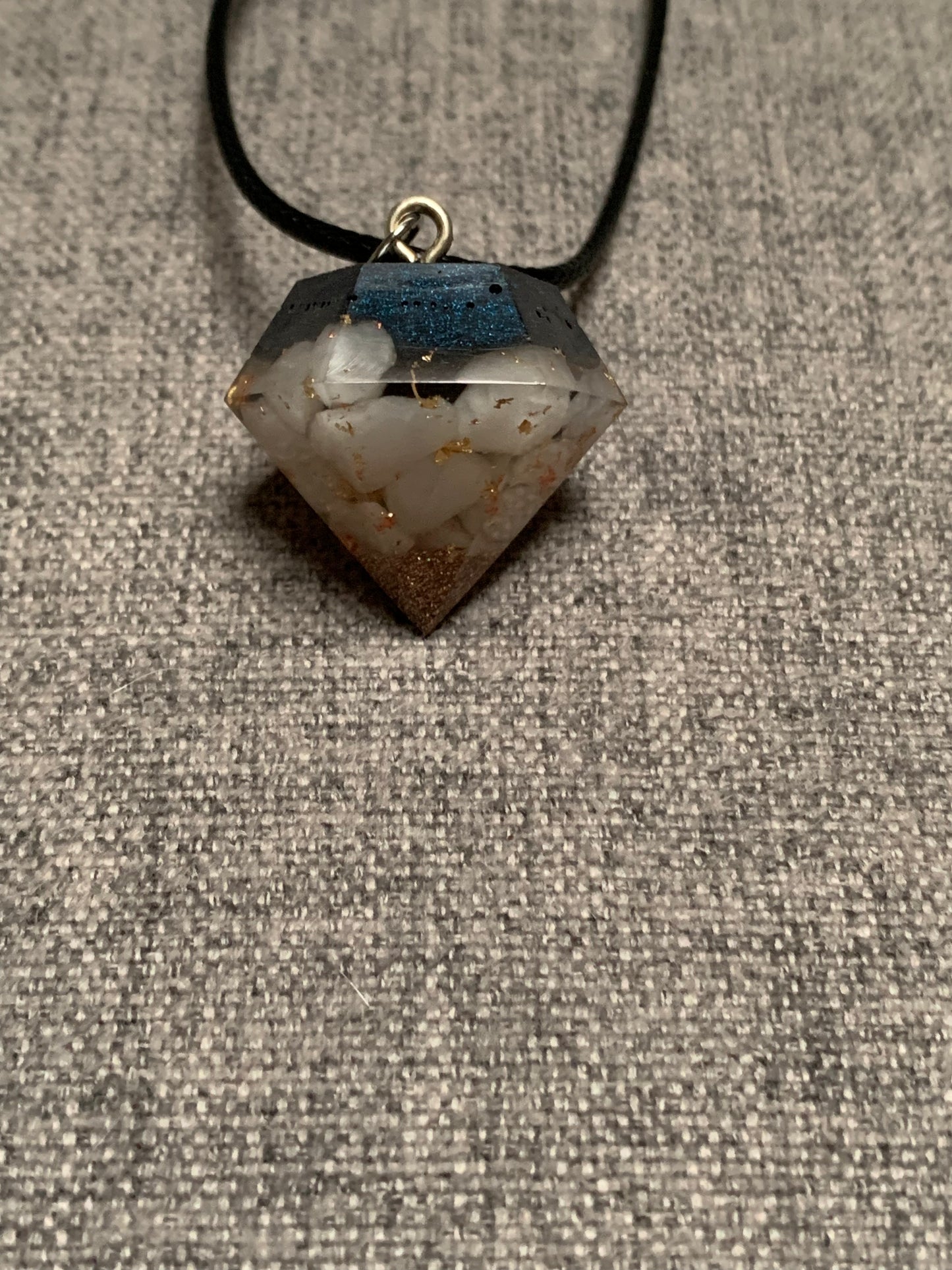 Orgonite pendel: witte jade met shungiet