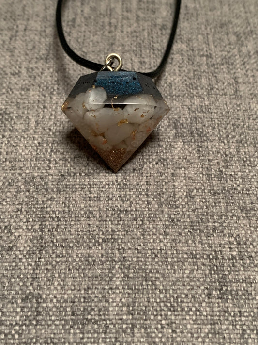 Orgonite pendel: witte jade met shungiet