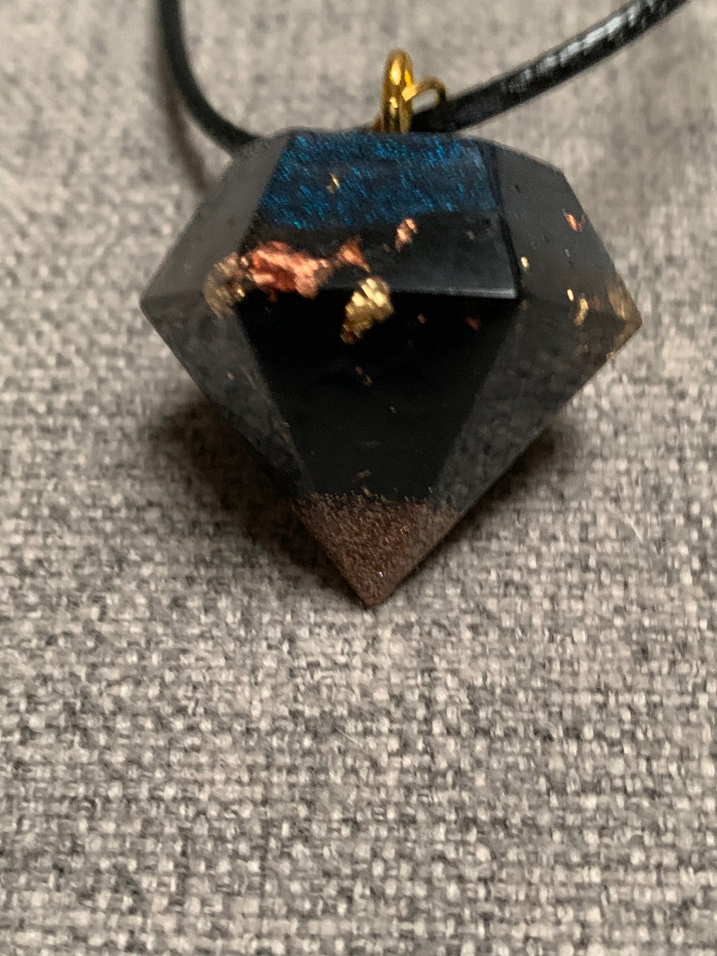 Orgonite pendel: zwarte toermalijn in shungiet