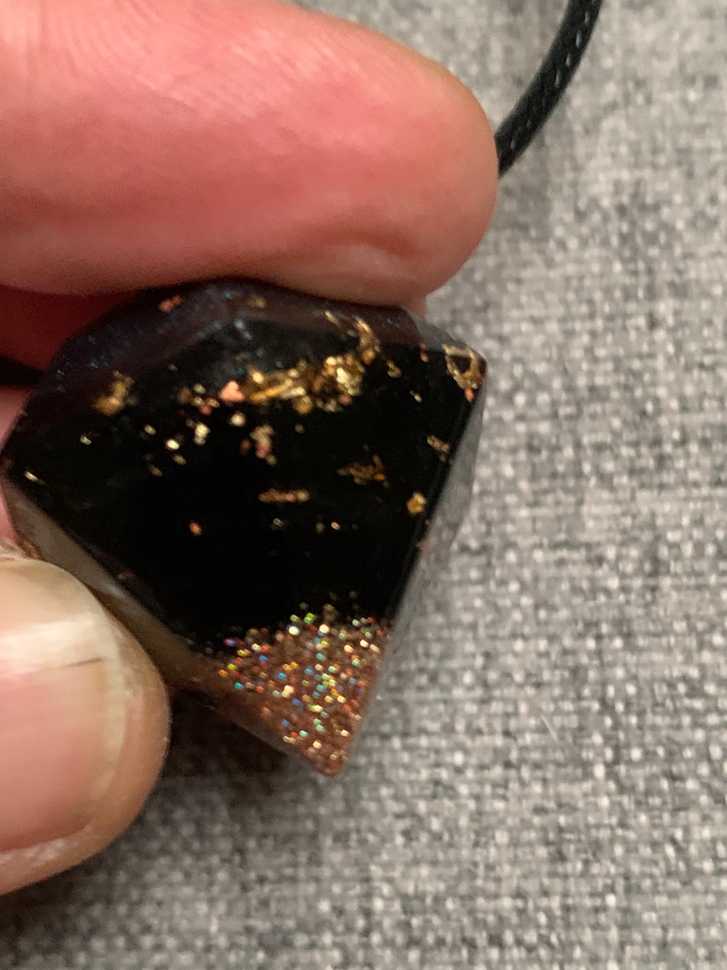 Orgonite pendel: zwarte toermalijn in shungiet