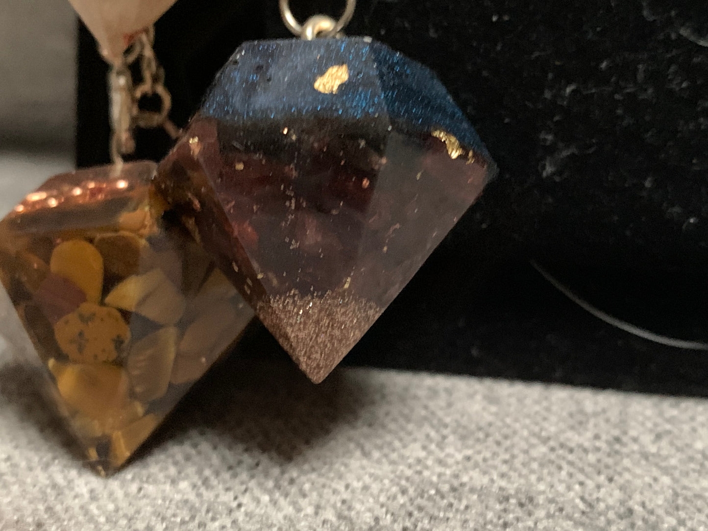 Orgonite pendel: granaat met shungiet