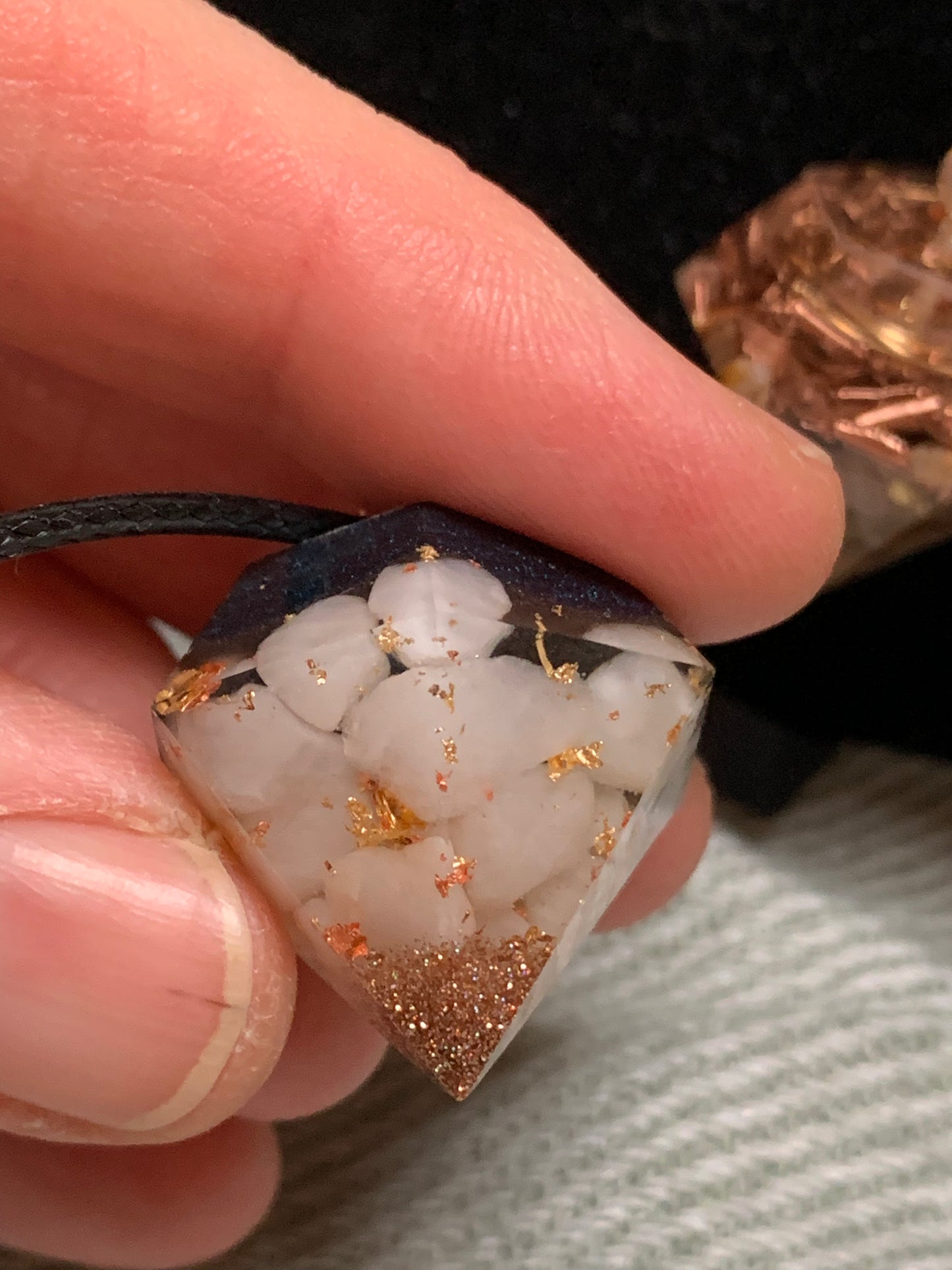 Orgonite pendel: witte jade met shungiet