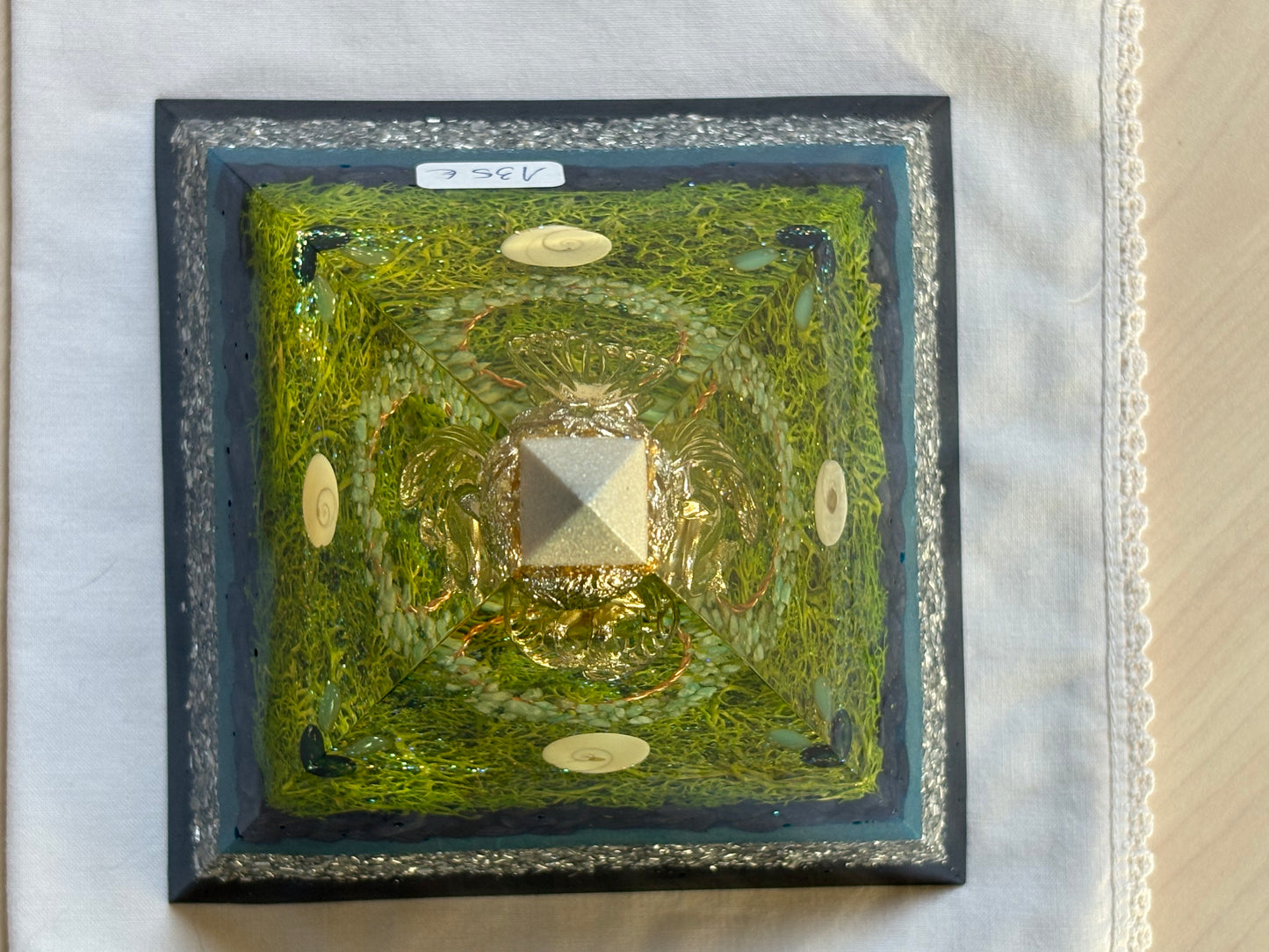 Orgonite Piramide – hartfluistering van de Elf