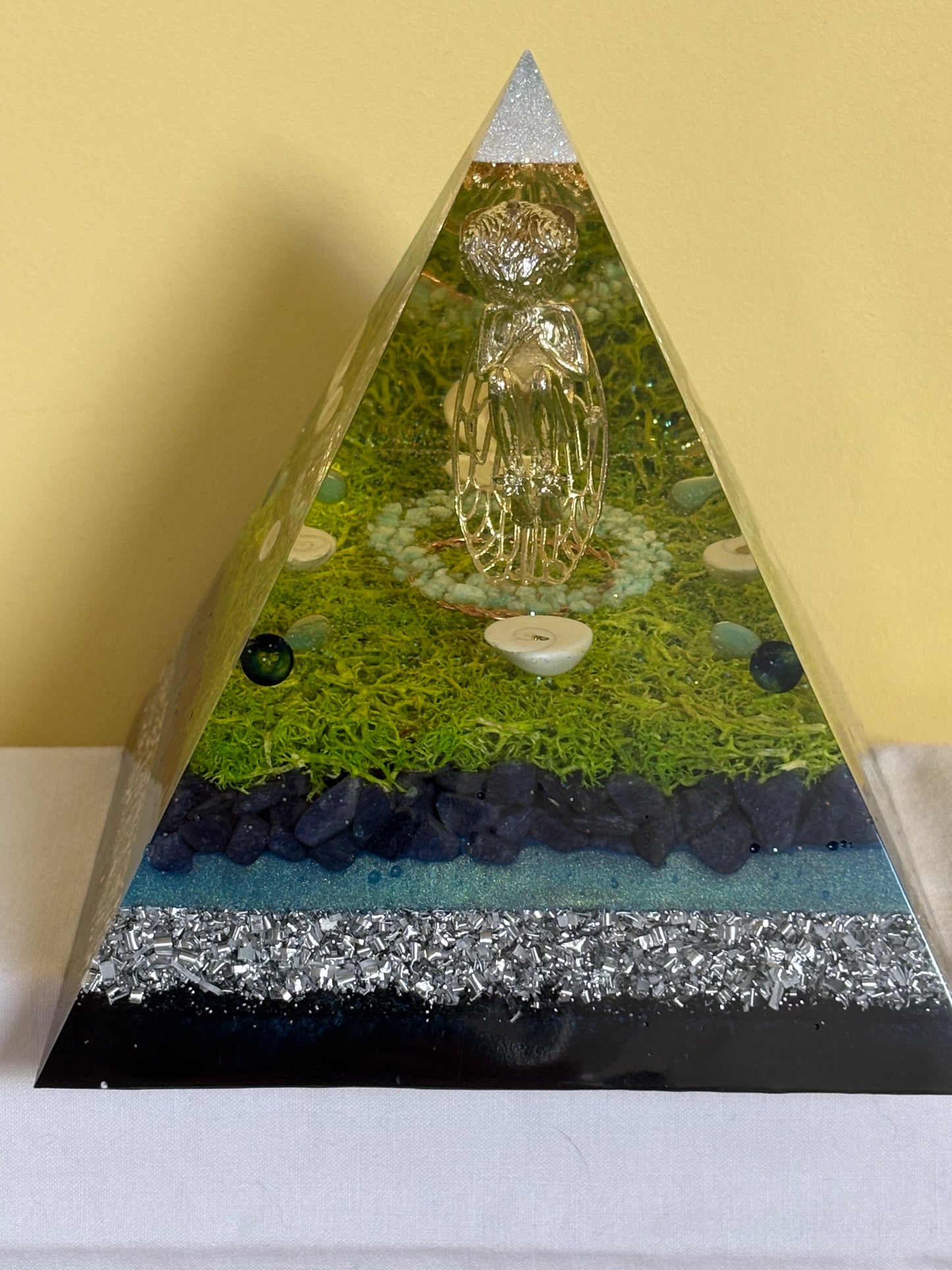 Orgonite Piramide – hartfluistering van de Elf