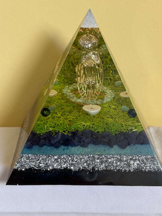 Orgonite Piramide – hartfluistering van de Elf