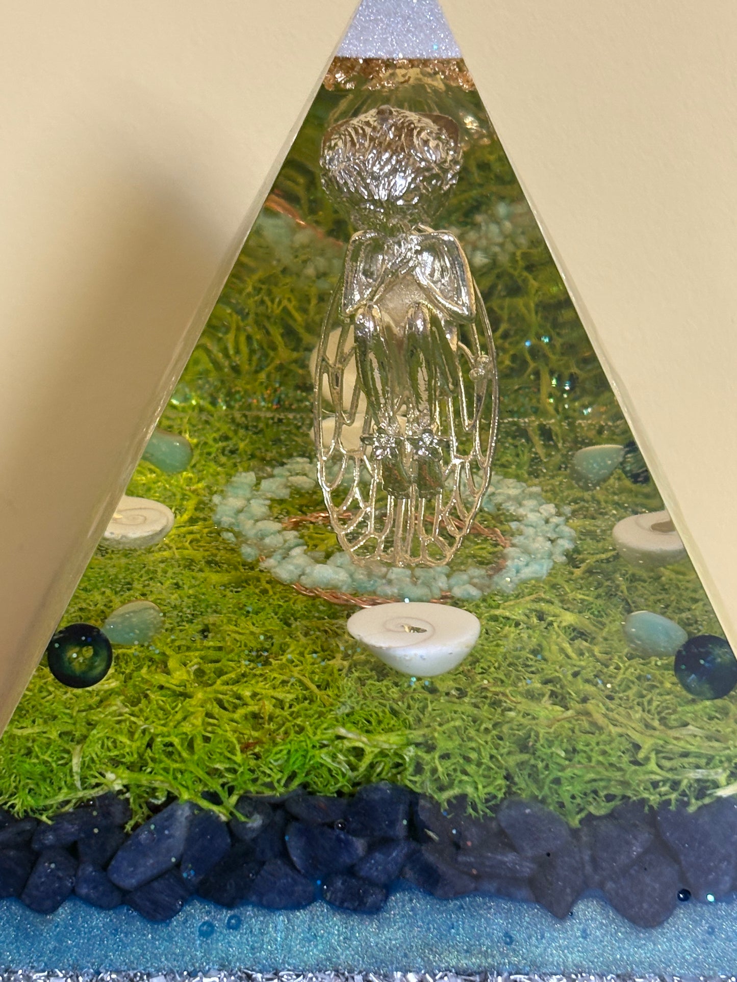 Orgonite Piramide – hartfluistering van de Elf