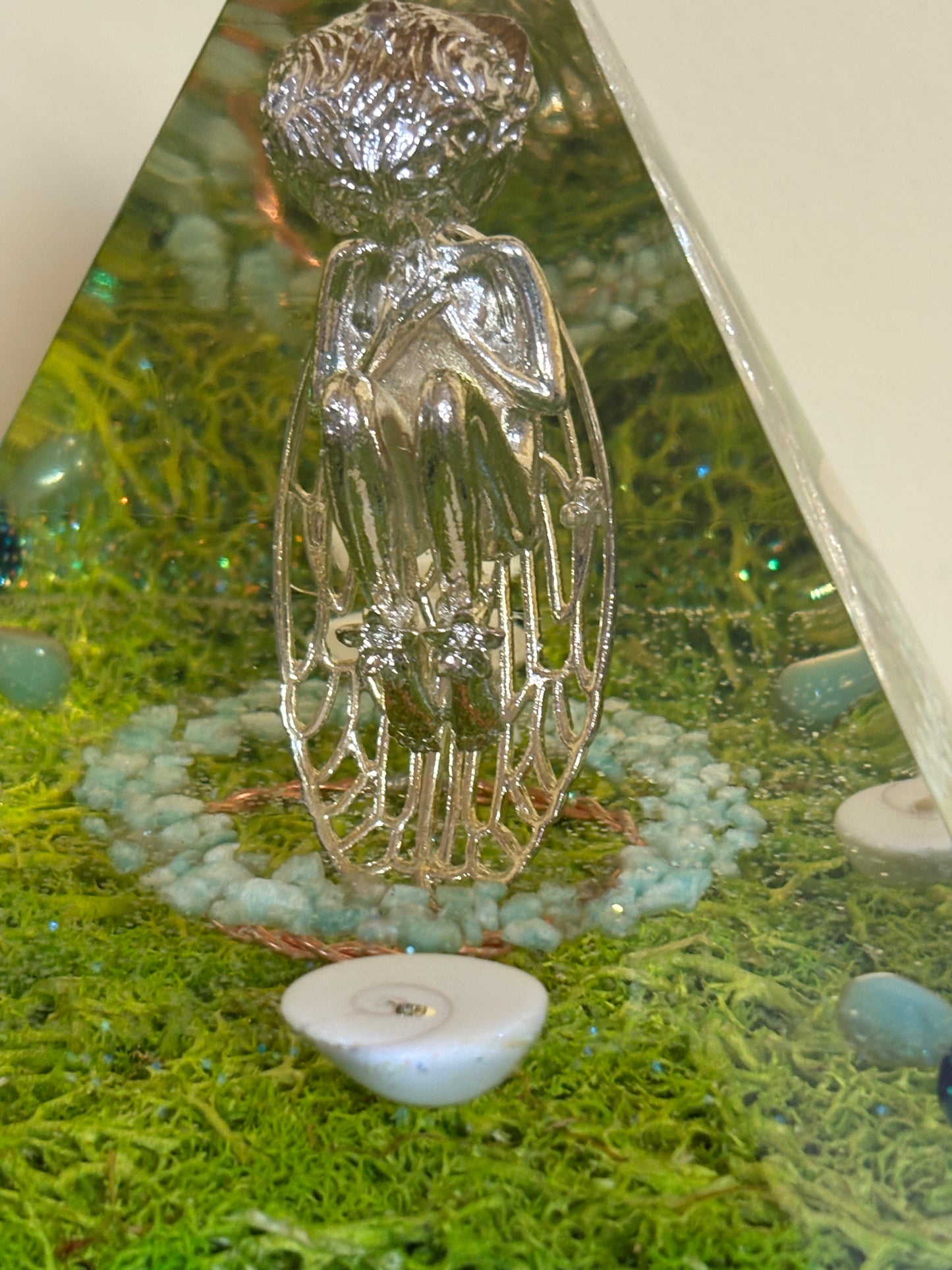 Orgonite Piramide – hartfluistering van de Elf