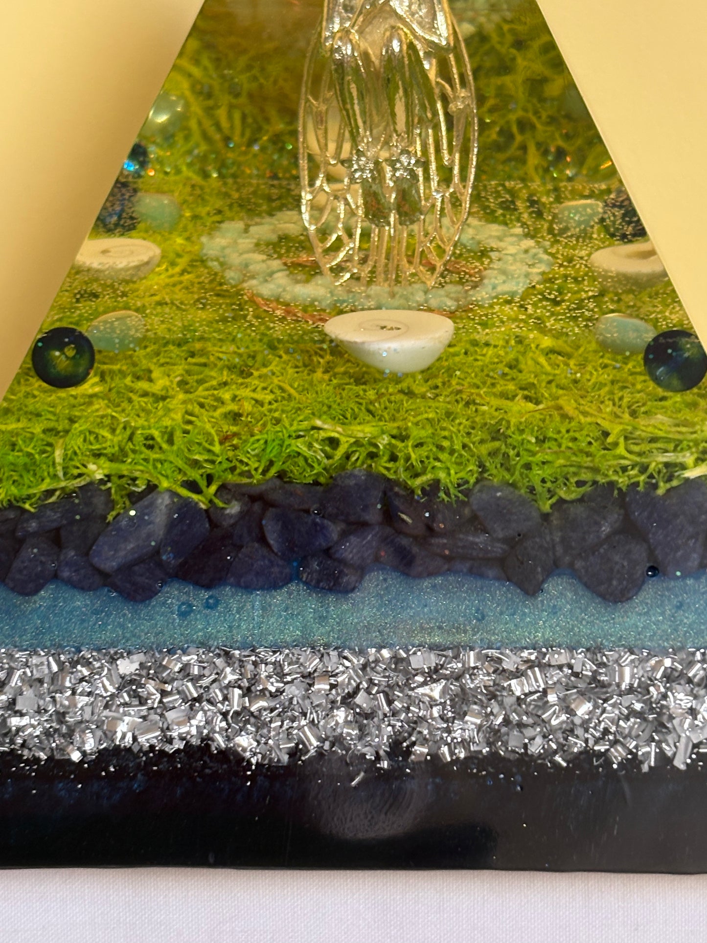 Orgonite Piramide – hartfluistering van de Elf
