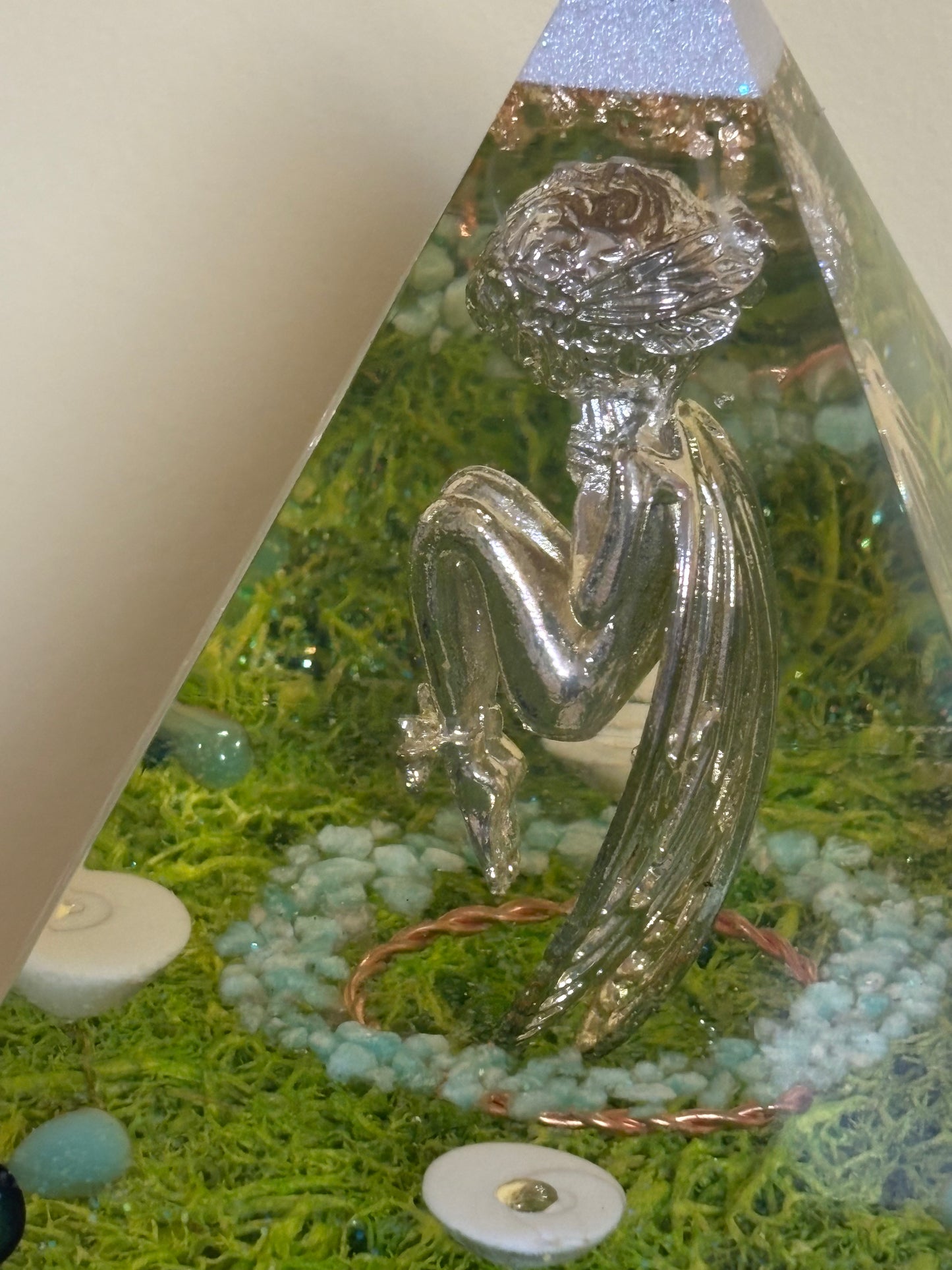 Orgonite Piramide – hartfluistering van de Elf