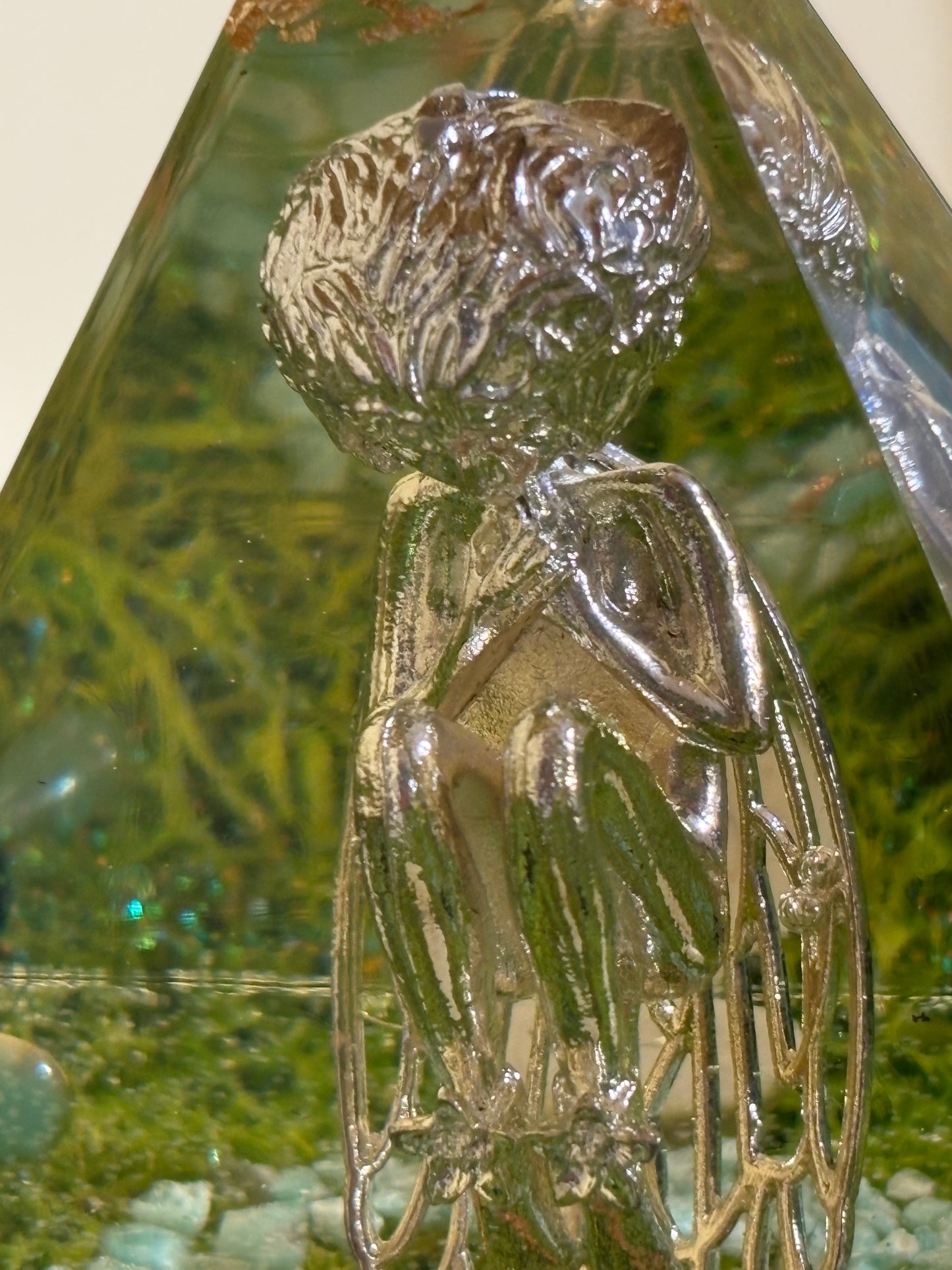 Orgonite Piramide – hartfluistering van de Elf