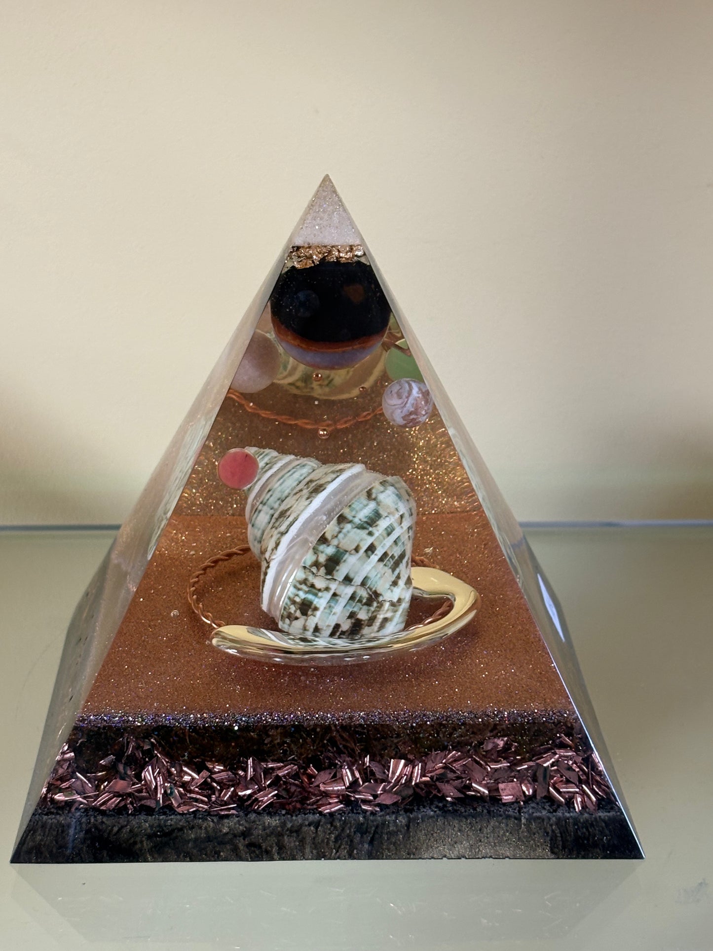 Orgonite Piramide – Kosmische Adem van Rust