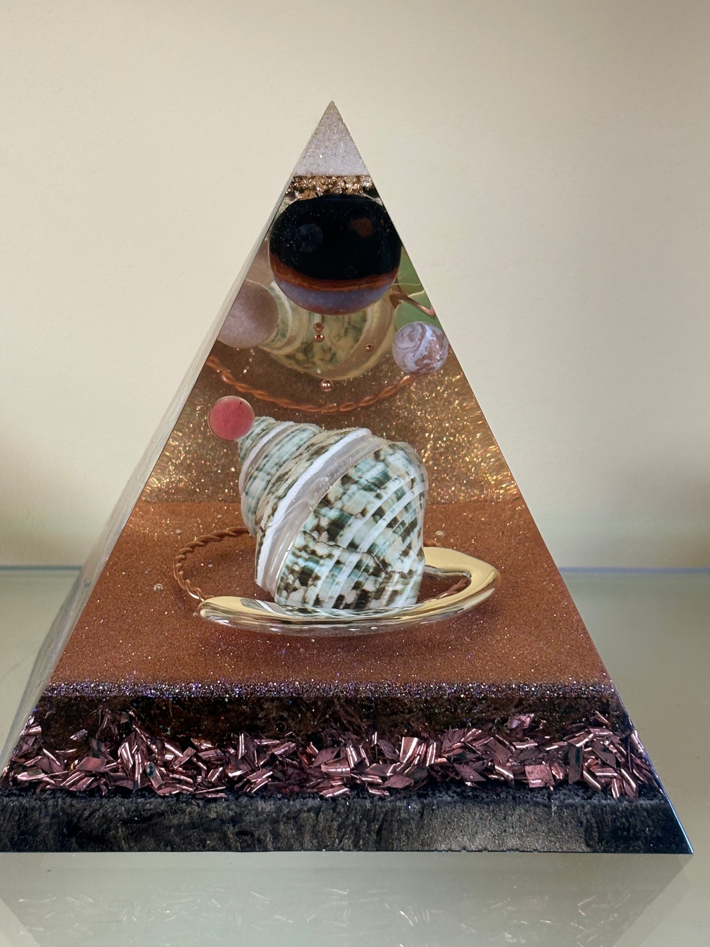 Orgonite Piramide – Kosmische Adem van Rust