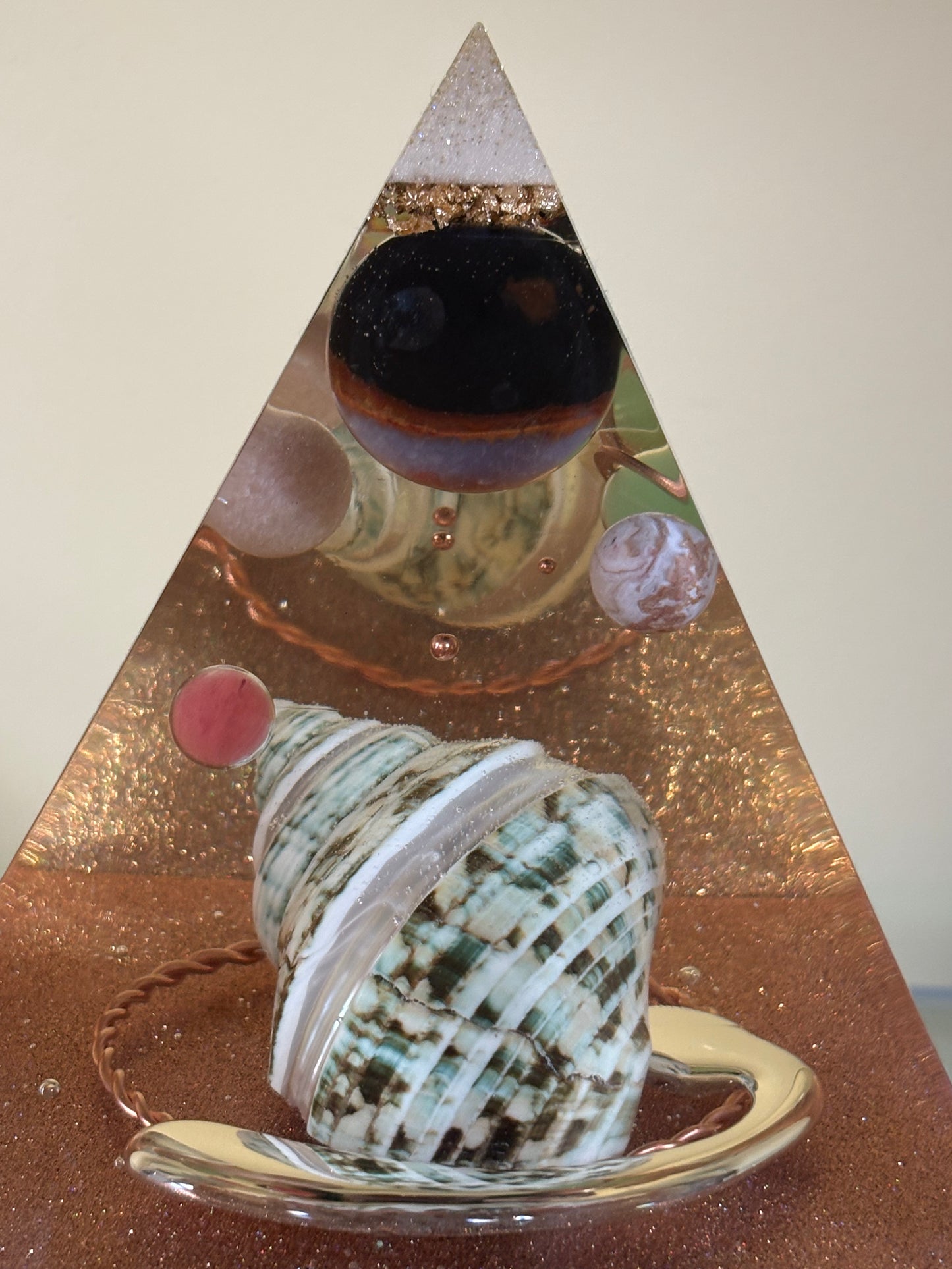 Orgonite Piramide – Kosmische Adem van Rust