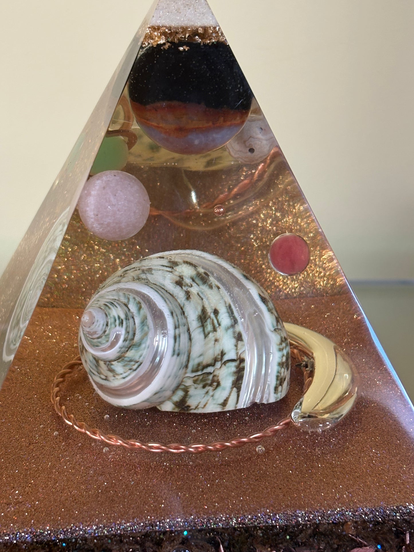 Orgonite Piramide – Kosmische Adem van Rust