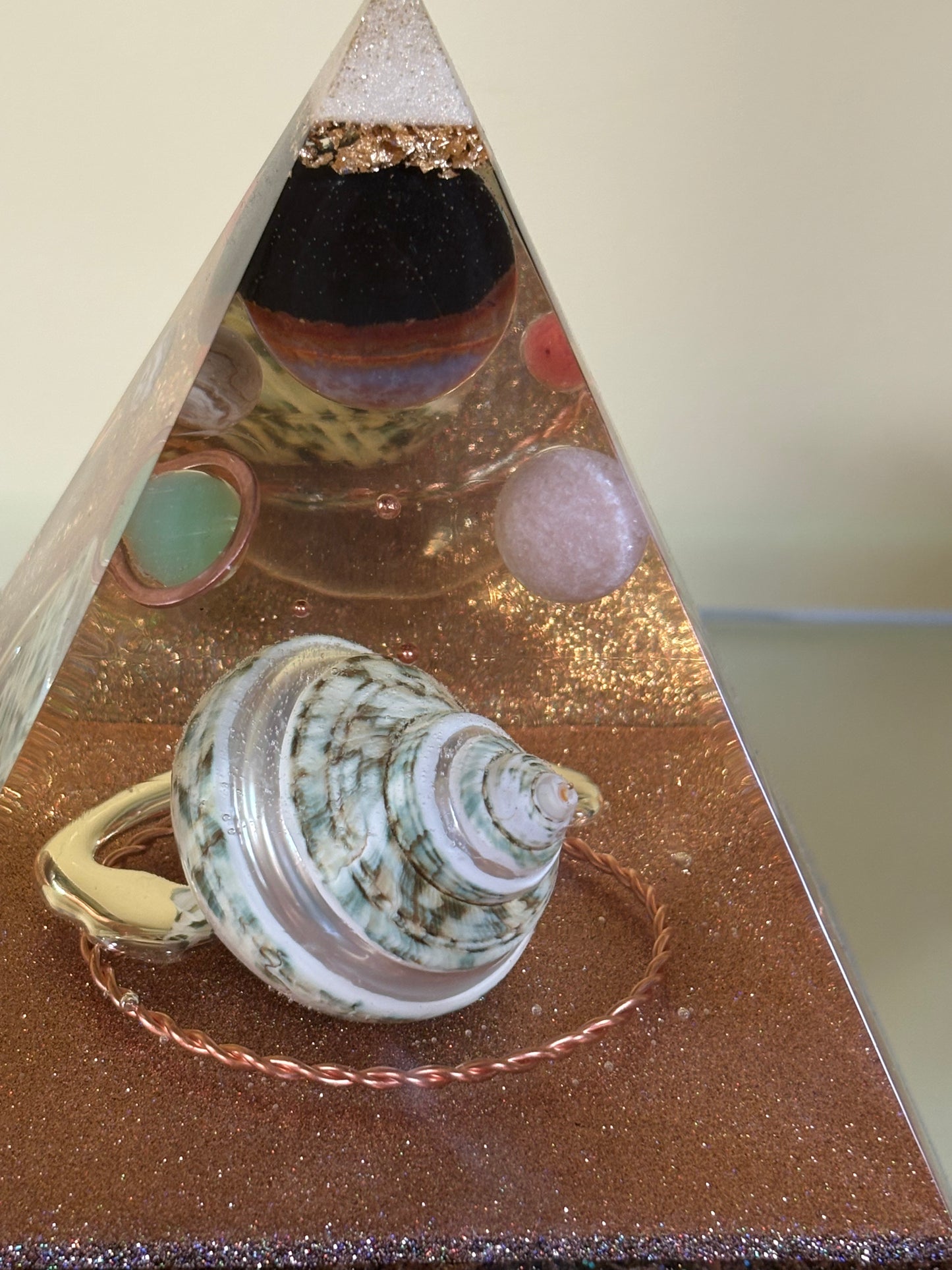 Orgonite Piramide – Kosmische Adem van Rust