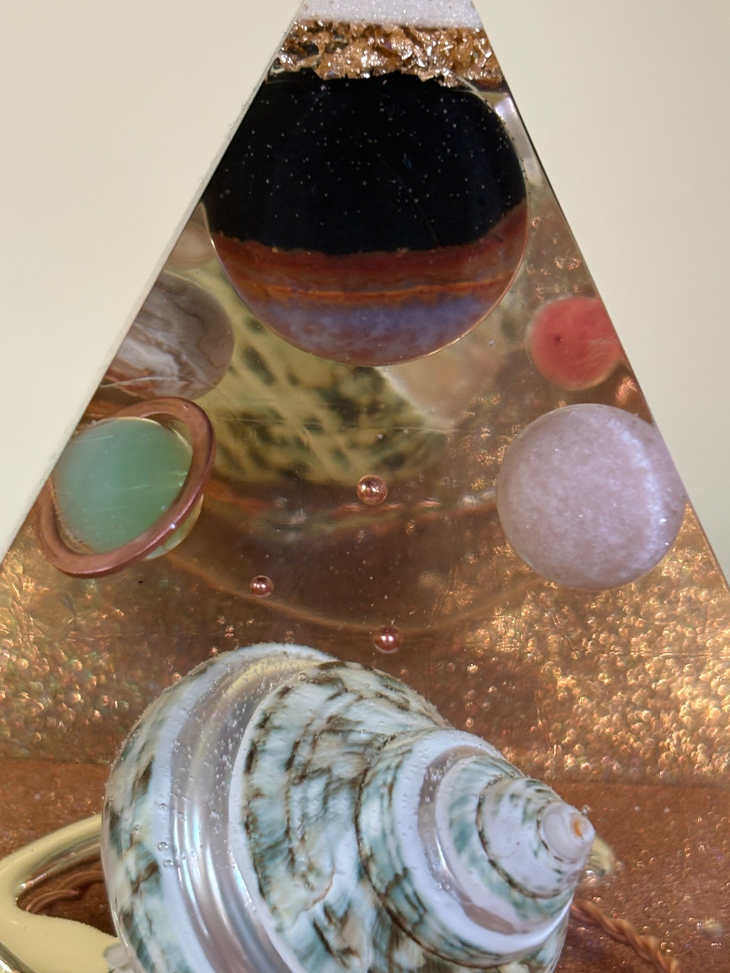 Orgonite Piramide – Kosmische Adem van Rust